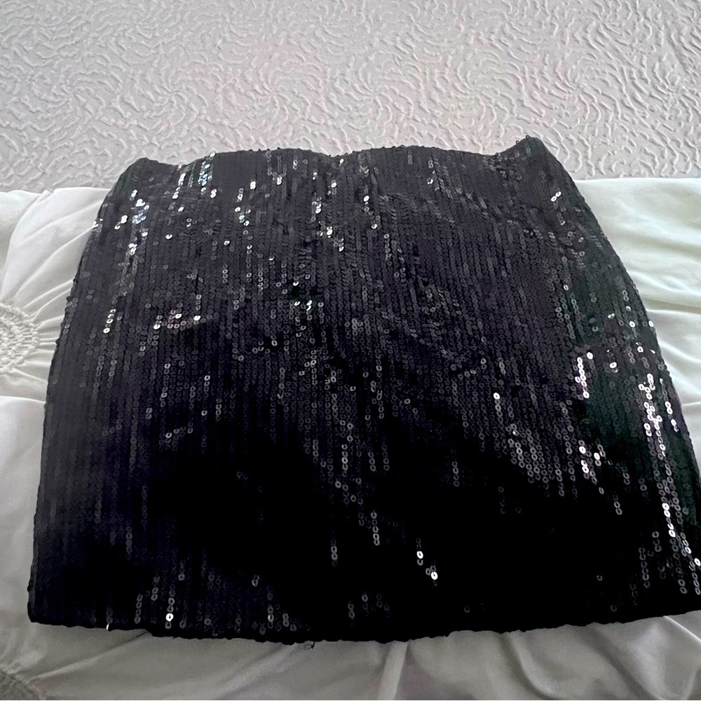 Short mini skirt with sequins